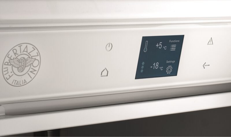bertazzoni_painel_tft_close_site_9_1_3_1 Refrigerador Bertazzoni Professional REF755BBRXTT